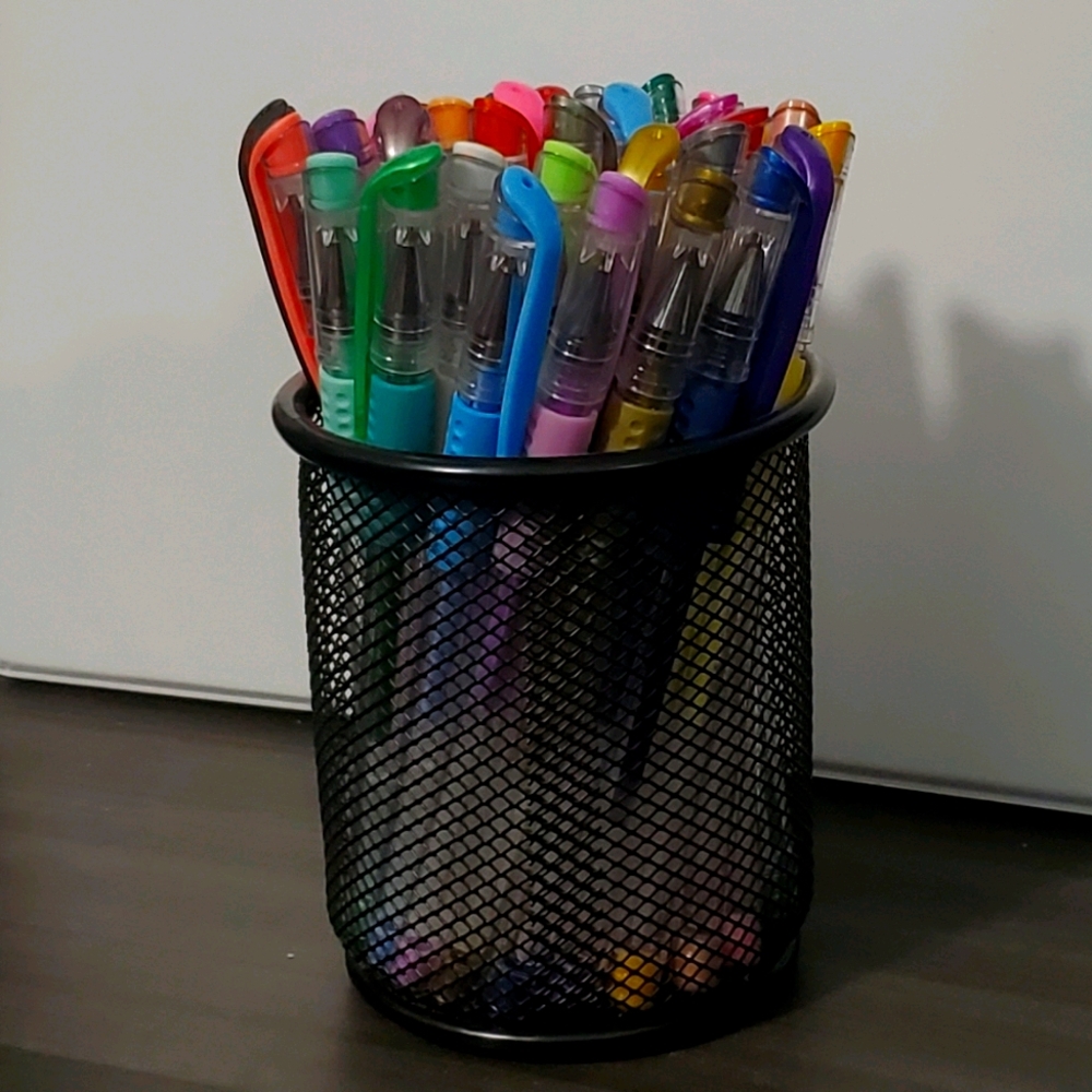 Set of 36 generic gel pens with black pen holder